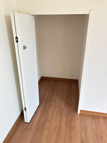 ※階段下収納（リビング）