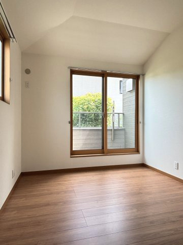 ※5.25帖洋室（右）