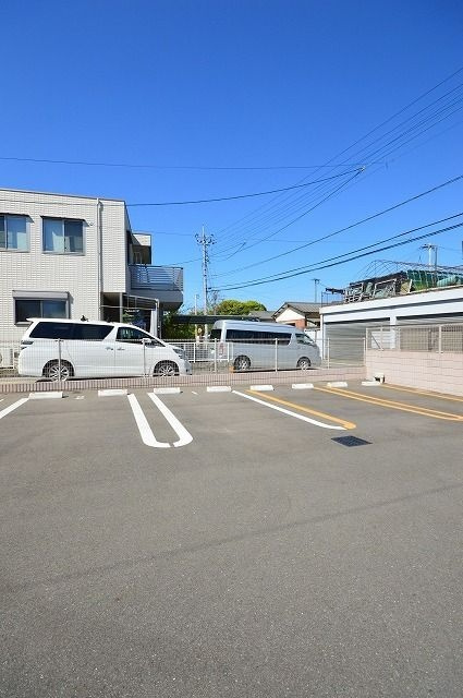 フローラ春日の駐車場