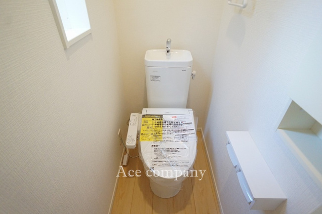【内観：施工例】 | 八尾市田井中2丁目　【2号棟/全2棟】 | 【同社による同仕様の施工例】トイレは1階と2階の各階に完備♪ともに同仕様のシャワートイレです☆