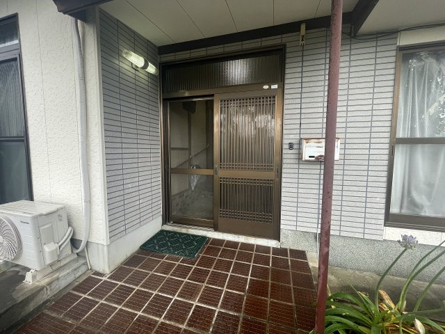 矢岳町一戸建（8番18号）の玄関