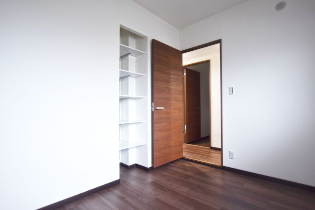 エステムコート伊丹の子供部屋|約5帖
どんなインテリアにも馴染みやすいシンプルな洋室。家具の配置もしやすいです。