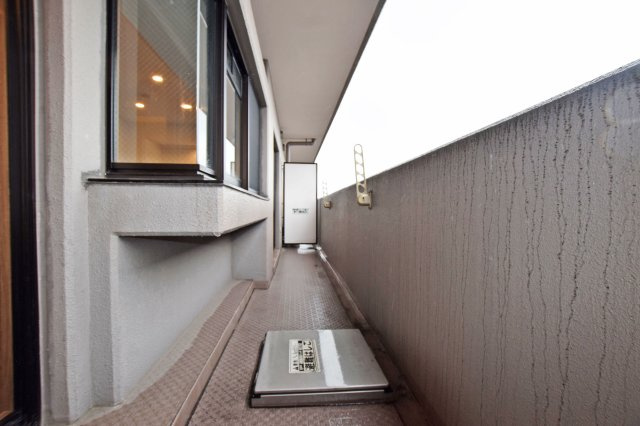 エステムコート伊丹のバルコニー|たっぷりの陽光が差し込む東向きの住まいです。
