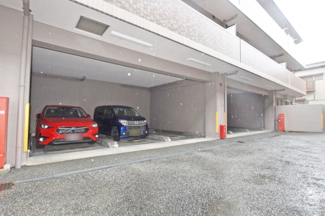 エステムコート伊丹の駐車場|【共有部】敷地内駐車場です。お車をご利用の方にも便利な共用設備です。