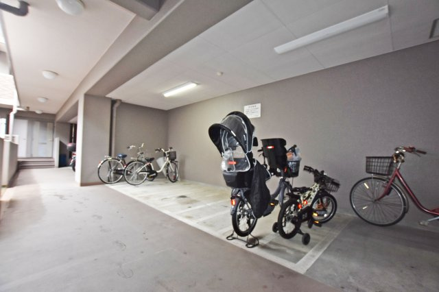 エステムコート伊丹の駐輪場|【共有部】駐輪場を完備。日常使いの自転車も安心して駐輪いただけます。