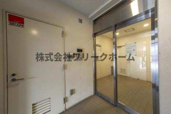 三鷹市下連雀３丁目の賃貸マンションのエントランス
