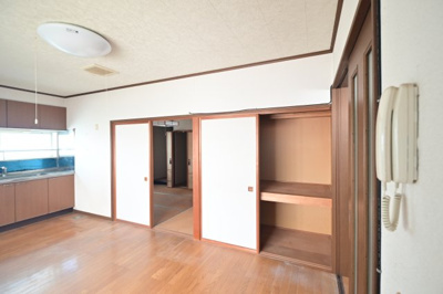 【収納】 | 黒石市北美町二丁目・中古住宅・平屋建て13.5坪 | リビング・押し入れ