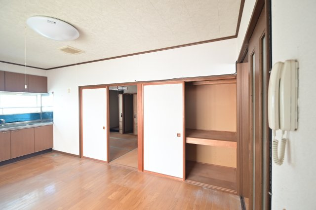 【収納】 | 黒石市北美町二丁目・中古住宅・平屋建て13.5坪 | リビング・押し入れ
