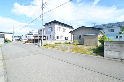 【前面道路含む現地写真】 | 黒石市北美町二丁目・中古住宅・平屋建て・1LDK・480万円