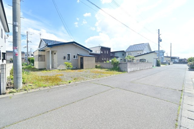 【前面道路含む現地写真】 | 黒石市北美町二丁目・中古住宅・平屋建て・1LDK・480万円
