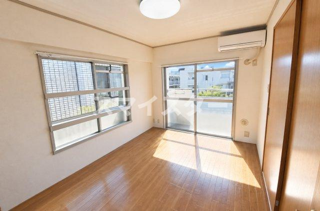 秀栄マンションの寝室