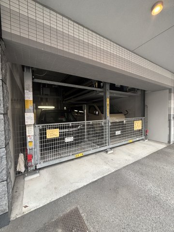 プレサンスみなと元町駅前の駐車場