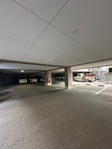 グランドアビタシオン平尾の駐車場