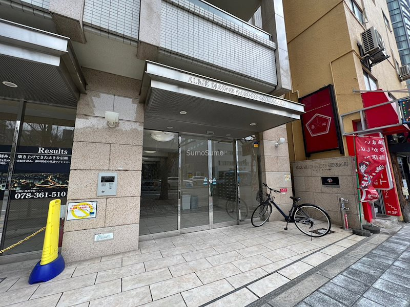 アリス・マナーガーデン新町のエントランス