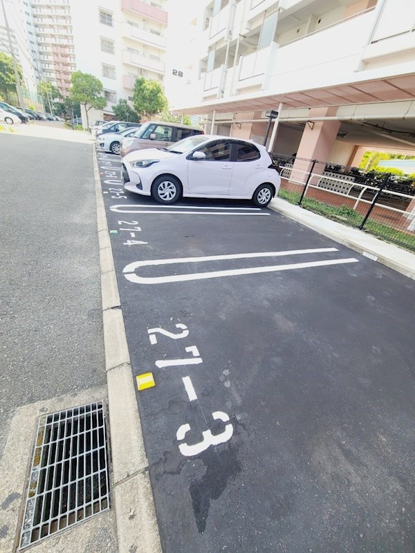 UR武庫川 27号棟の駐車場