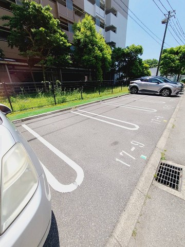 UR武庫川 17号棟の駐車場