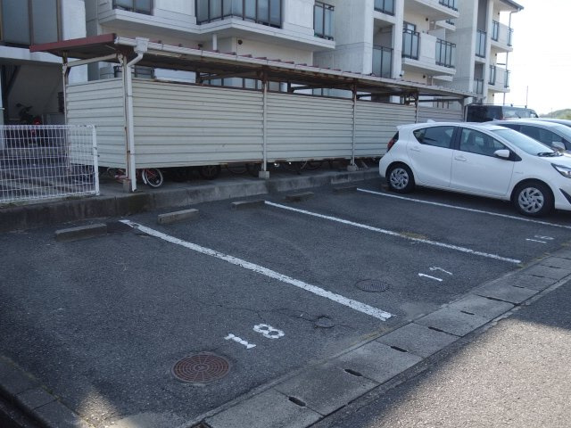 リバーサイド北別府の駐車場