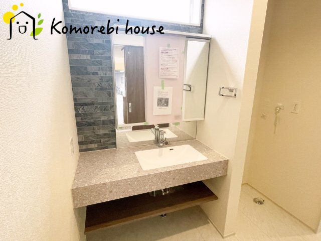 上尾市上平中央2丁目　新築一戸建て　ブルーミングガーデン　01の独立洗面台|朝の支度にも助かる、独立の洗髪洗面化粧台
