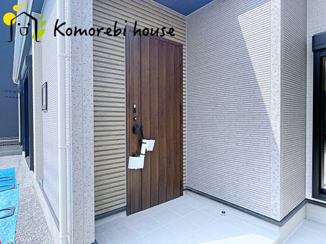 上尾市上平中央2丁目　新築一戸建て　ブルーミングガーデン　01の玄関|落ち着いた玄関です