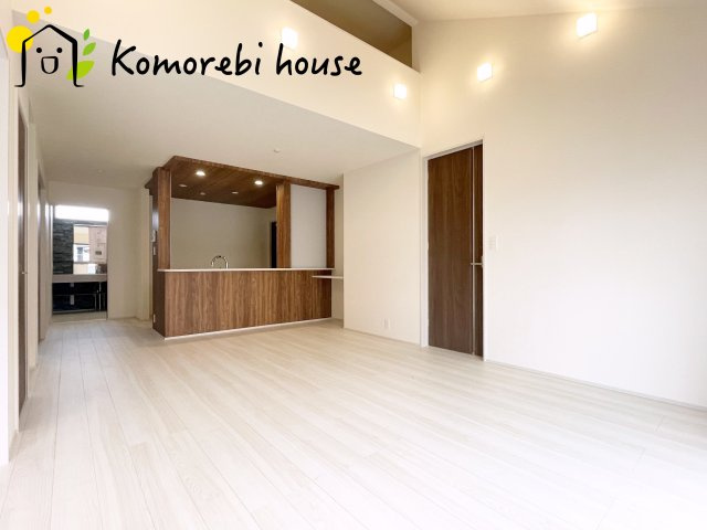 上尾市上平中央2丁目　新築一戸建て　ブルーミングガーデン　01の居間・リビング|使いやすい居間です