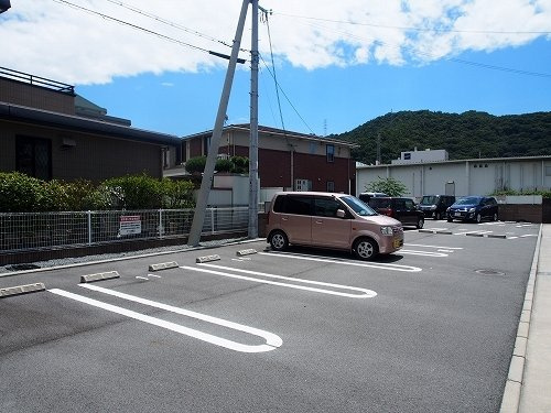 メゾンフルールの駐車場