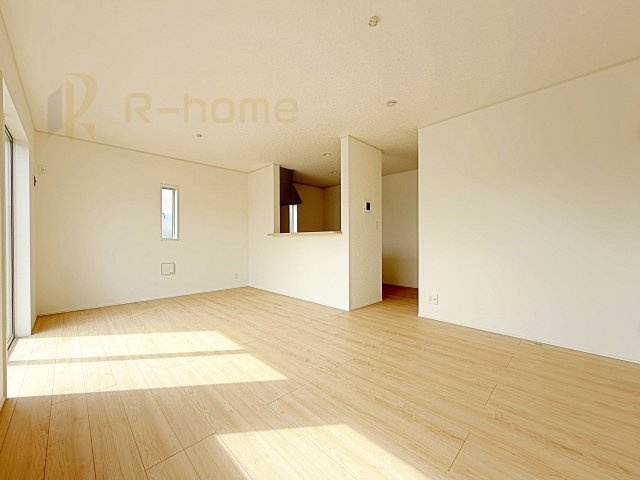 東茨城郡茨城町前田第6　新築戸建て　2号棟の居間・リビング|広くて明るいＬＤＫ♪ ゆったりくつろげるリビングスペースで、ご家族皆様の笑顔が溢れます。