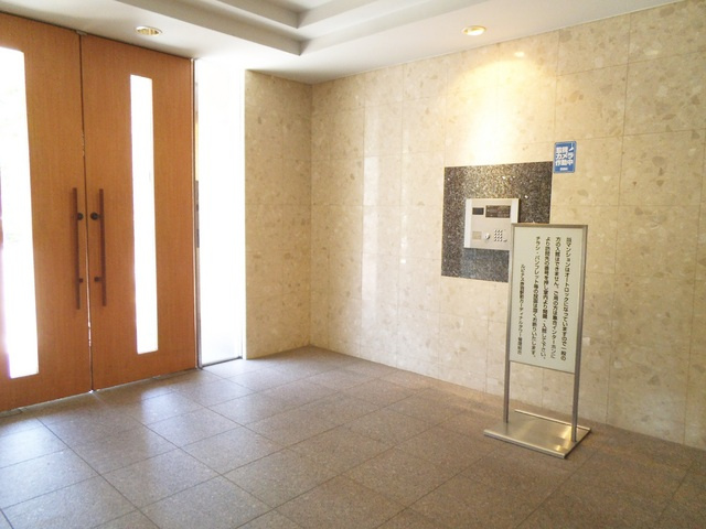 ルピナス赤羽駅前カーディナルタワーのロビー|オートロック付きのエントランスです