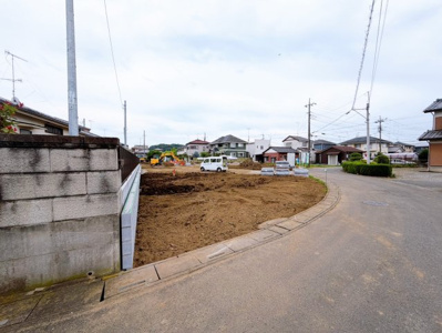 【前面道路含む現地写真】 | 【上野台第60期　現地外観】
※令和８年７月時点