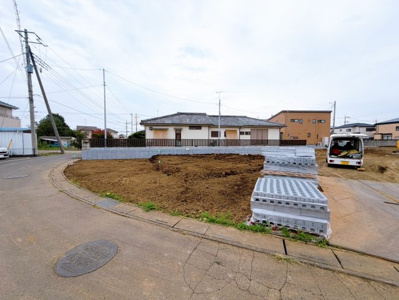 【前面道路含む現地写真】 | 【上野台第60期　現地外観】
※令和８年７月時点
