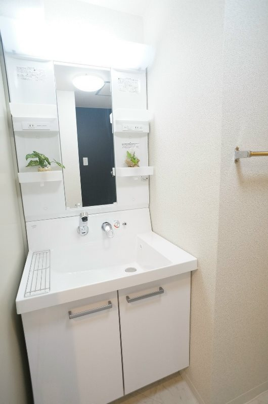 スカイビュー東土川の独立洗面台|洗面所独立の間取り。温水洗浄便座付きの清潔感のあるトイレ