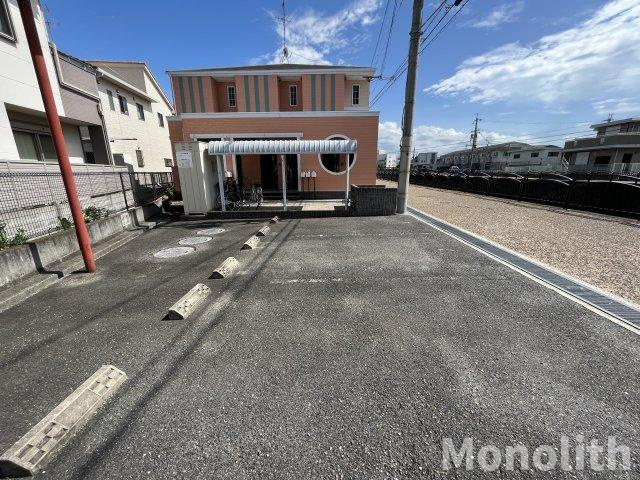 クレール幸の駐車場