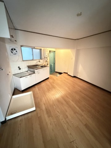 西島ビルの居間・リビング