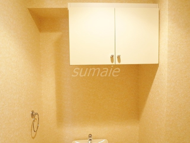秀華六番館のトイレ|トイレ上部には収納があります♪