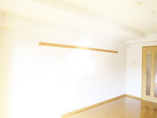 秀華六番館のその他|壁にはハンガーホルダーもついてます♪