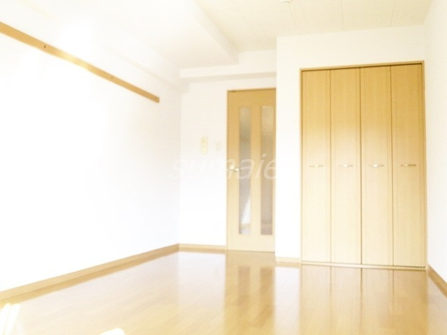 秀華六番館の居間・リビング|窓側からのアングルです☆