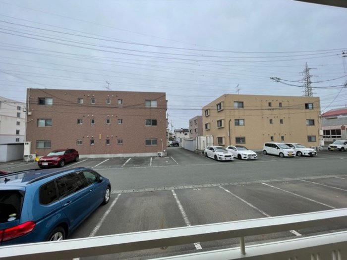 リビングタウン向中野Bの駐車場