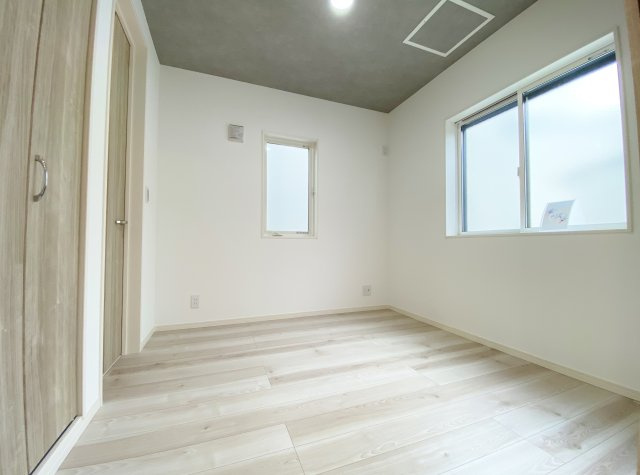 板橋区仲町 限定1棟の洋室|2階4.5帖洋室は整形なお部屋なので家具のレイアウトもしやすいです
2面開口の明るく快適な洋室です