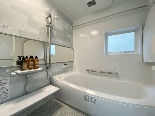 板橋区仲町 限定1棟の浴室|2階4.5帖洋室は整形なお部屋なので家具のレイアウトもしやすいです
2面開口の明るく快適な洋室です