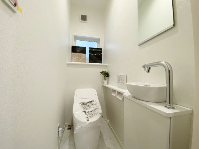 板橋区仲町 限定1棟のトイレ|1階トイレは小窓を設け明るく衛生的な空間です
スタイリッシュなタンクレストイレは便利な手洗いカウンターを設置しています