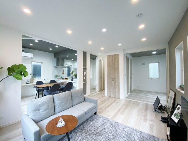 板橋区仲町 限定1棟の居間・リビング|18.3帖のLDKは多面開口の明るく快適な空間です
2階リビングなので外部からの目線を気にせずにプライベートな空間を愉しめます