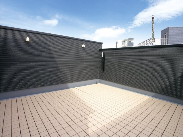 板橋区仲町 限定1棟のバルコニー|多目的にお使い頂けるルーフバルコニー
使い方は色々・・アウトドアリビングや趣味のガーデニング等お好みの用途でご利用できます♪