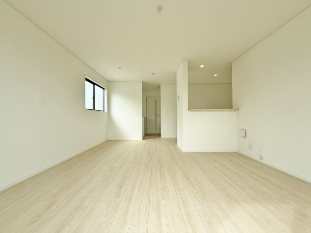 和光市下新倉4丁目 全2棟 2号棟の居間・リビング|広々18.37帖のLDK！
対面キッチンからはLDK全体を見渡せます♪
家族のコミュニケーションを意識した見通しのいいリビング(2号棟)