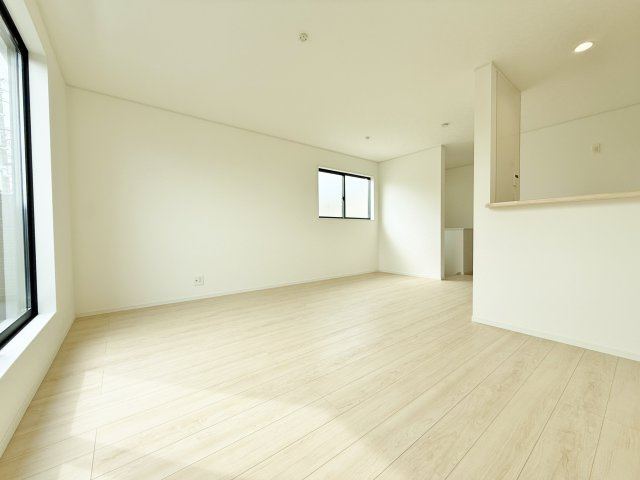 和光市下新倉4丁目 全2棟 2号棟の居間・リビング|南向きのバルコニーに面し暖かな光の入る心地よい空間に仕上がりました
ご家族皆様でゆったりとお寛ぎいただけます(2号棟)
