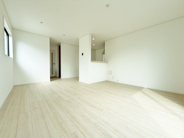 和光市下新倉4丁目 全2棟 2号棟の居間・リビング|シンプルモダンなリビングはどのような家具も合うようにいたしました♪
キッチン背面には大型のパントリーを完備しリビング収納としてもお使いいただけスッキリとお使いいただける仕様です(2号棟)
