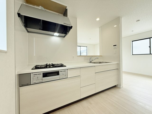 和光市下新倉4丁目 全2棟 2号棟のキッチン|白を基調とし清潔感のある対面式システムキッチン搭載
収納力もあり調理スペースも広々♪♪
使い勝手の良いキッチンです(2号棟)