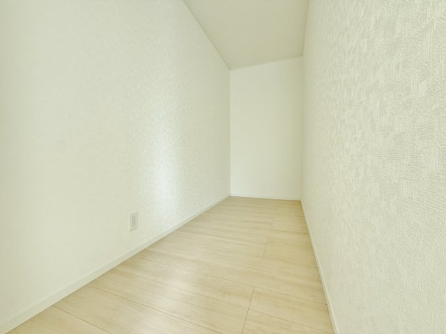 和光市下新倉4丁目 全2棟 2号棟の収納|キッチン背面にある大型のパントリー
調理器具や食材のストックの他にもたっぷりと収納いただけます(2号棟)
