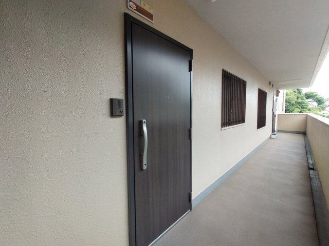 ウイング稲荷町の玄関