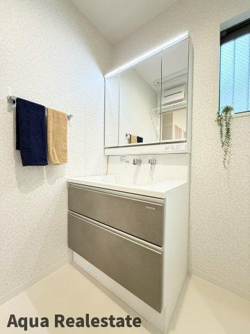 高松市室新町の新築一戸建の独立洗面台|独立洗面台、小物を置くことができて便利です　※同社施工のモデルハウス写真です
