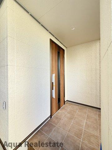 高松市室新町の新築一戸建の玄関|明るい玄関です