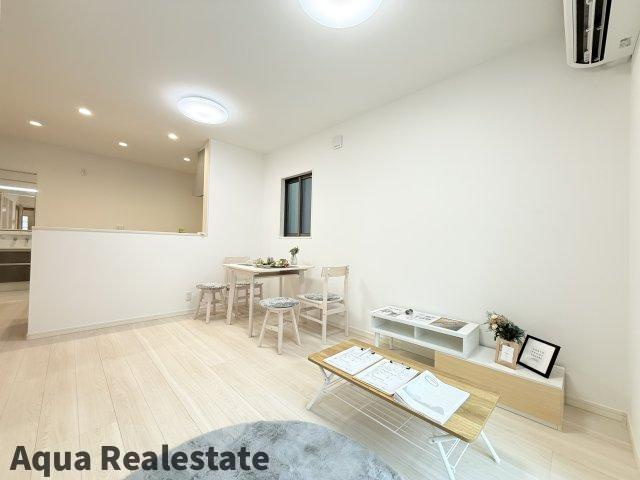 高松市室新町の新築一戸建の居間・リビング|こちらのリビングで趣味の時間をお楽しみください　※同社施工のモデルハウス写真です